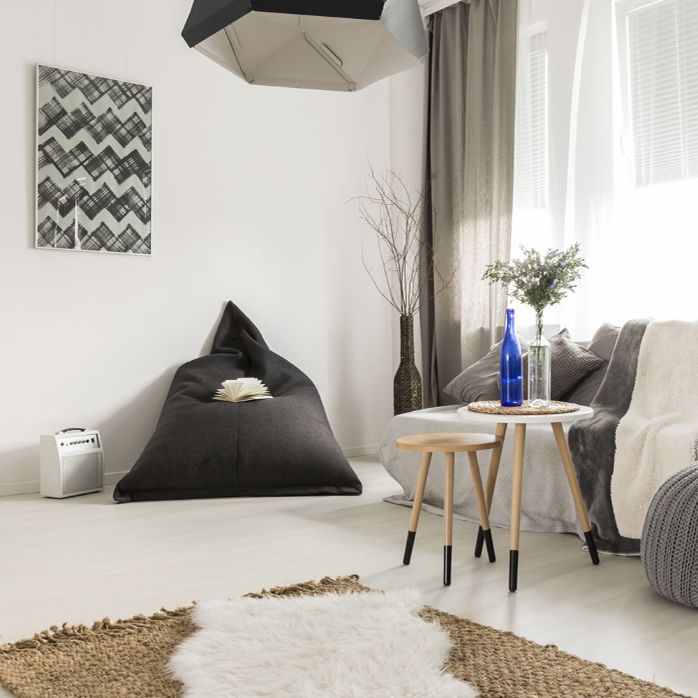 室內設計(Interior design),是一種以居住在該空間的人為對象所從事的設計專業 他是對建築物內部環境的再創造。室內設計可以分為公共空間和居家兩大類別。當我們提到室內設計時,會提到的還有動線、空間、色彩、照明、功能等等相關的重要術語。